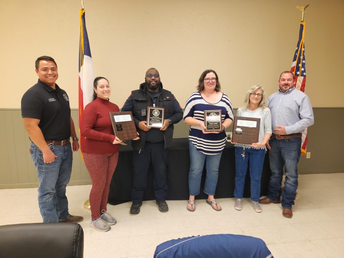 Left to Right: City Administrator Joseph Resendez, Peggy Sue Grant (James Grant's Daughter), Cpl. Errod Clayton (2022 Employee of the Year), Thadra Vrubel (2022 Citizen of the Year), Laurel Grant (James Grant's Wife), and Mayor Chad Mees Council Meeting and Presentation
