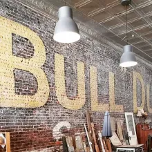 Wall with the word Bull Du...